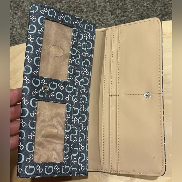 GUESS Wallet - Picture 3 of 5